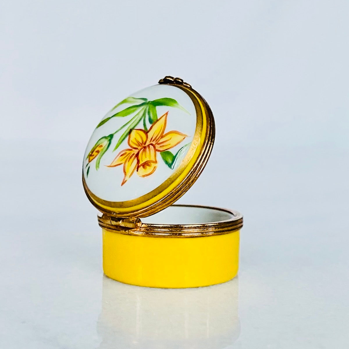 Round Daffodil Box