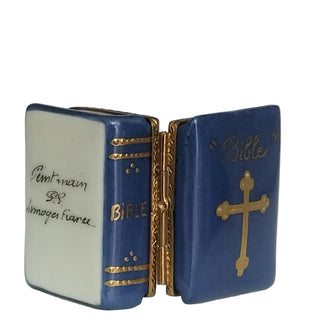 Bible avec croix bleue